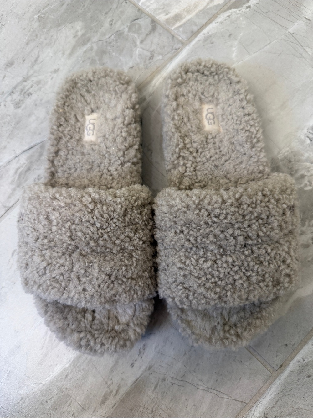 UGG curly slippers in Taupe Sherpa